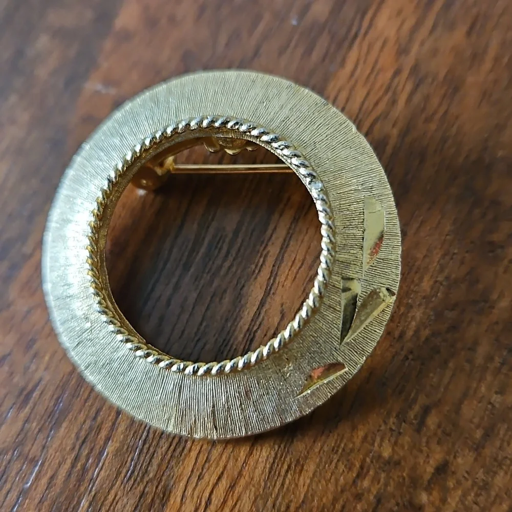 Vintage Circle Gold Tone Brooch